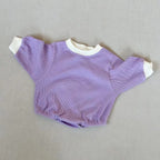 Body naissance coton gaufré Doucenest violet lavande avec poignets blancs — vue à plat