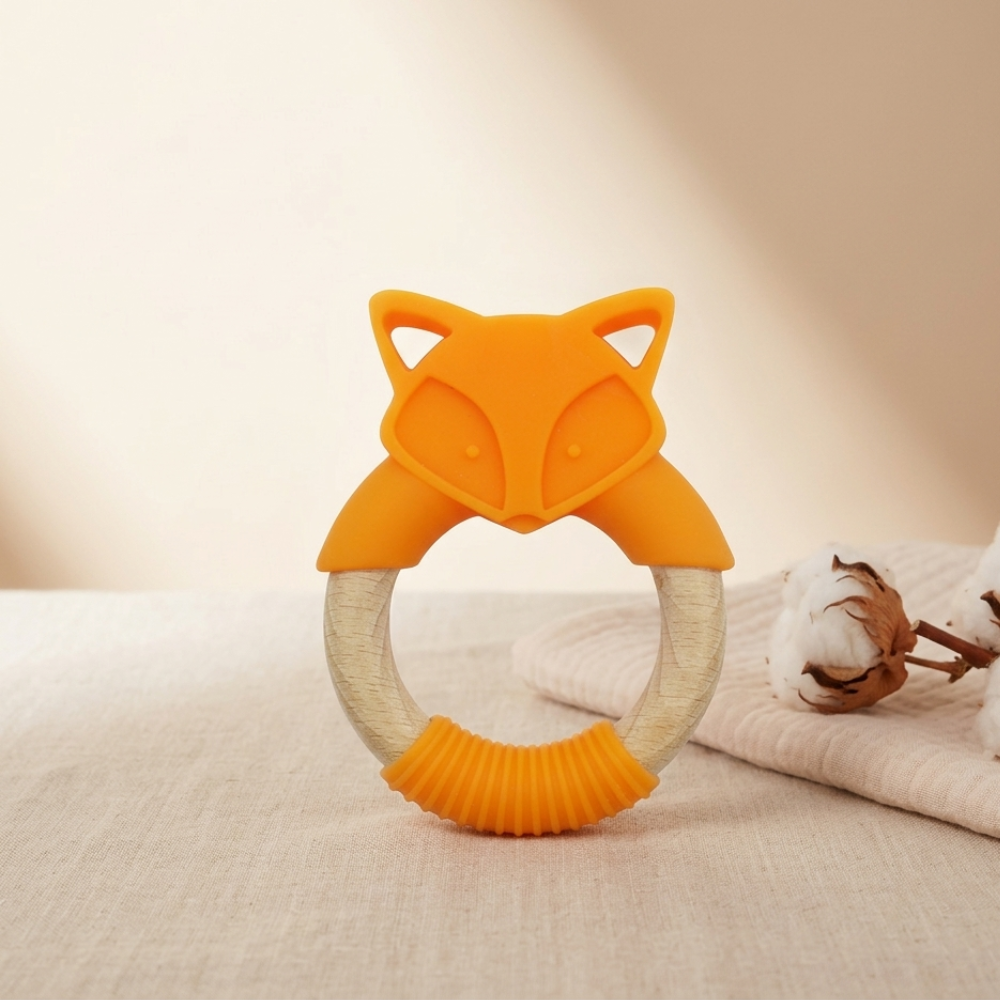 Anneau dentition bois silicone renard Doucenest — vue lifestyle