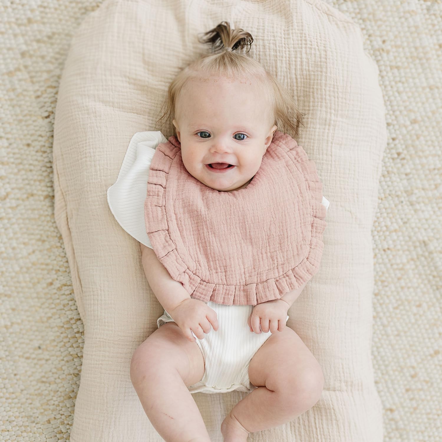 Bavoir bandana bébé Doucenest rose à volants — bavoir absorbant coton nourrisson