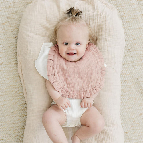 Bavoir bandana bébé Doucenest rose à volants — bavoir absorbant coton nourrisson